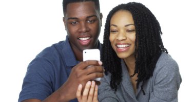 Mutlu genç siyah çift selfie birlikte alarak ve gülüyor