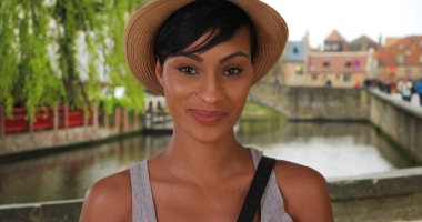 Kamera Bruges Belçika bakarak çarpıcı siyah kadın portresi