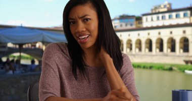 Siyah kadın üzerinde tatil Floransa video arama Doktor boyun ağrısı hakkında