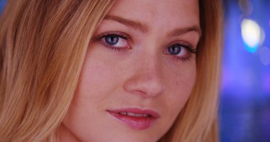 Portre, beyaz kadın güzel bokeh ışıkları ile kentsel ortamda 20'li