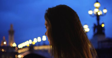 Güzel ve genç birbayan Paris'te Seine adlı bakan silüeti