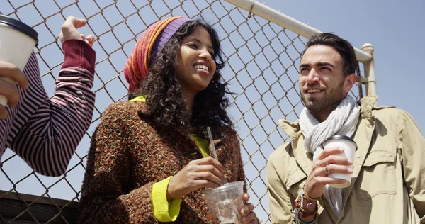 Jonge Aantrekkelijke Hipster Vrienden Drinken Het Strand — Stockfoto