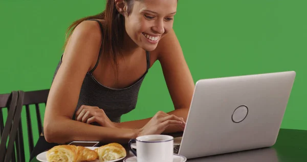 Retrato Mujer Caucásica Encantadora Usando Computadora Portátil Cafetería Pantalla Verde —  Fotos de Stock