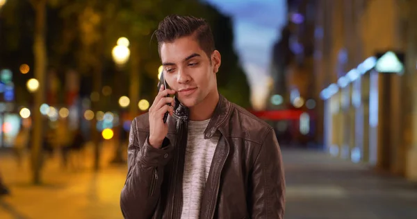 Bello Ragazzo Millenario Che Parla Cellulare Champs Elysees Avenue Notte — Foto Stock