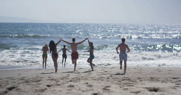 Hipster Grupo Jóvenes Amigos Multiétnicos Corriendo Hacia Desde Agua Playa — Foto de Stock