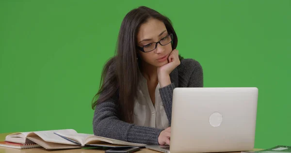 Estudiante Hispana Estudiando Portátil Pantalla Verde —  Fotos de Stock