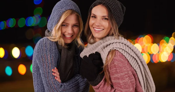 Due Belle Signore Abbigliamento Invernale Scaldano Sfondo Bokeh — Foto Stock