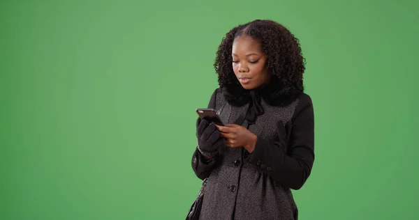 African American Woman Textning Mobil Enhet Grön Skärm — Stockfoto