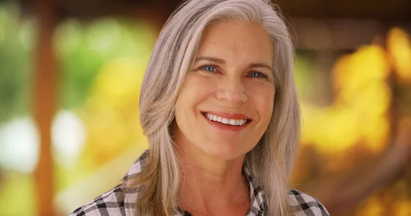 Bella Donna Caucasica Matura Sorridente Fuori — Foto Stock