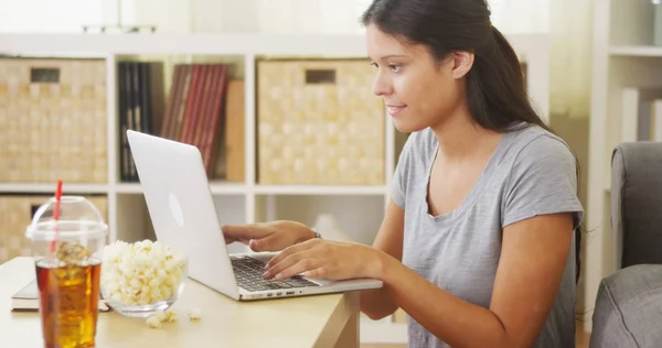 Donna Ispanica Che Utilizza Computer Portatile Sul Tavolino — Foto Stock