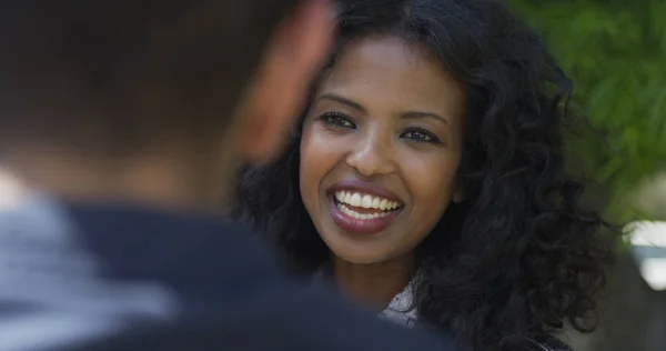 Schöne Schwarze Frau Lächelt Freundin — Stockfoto