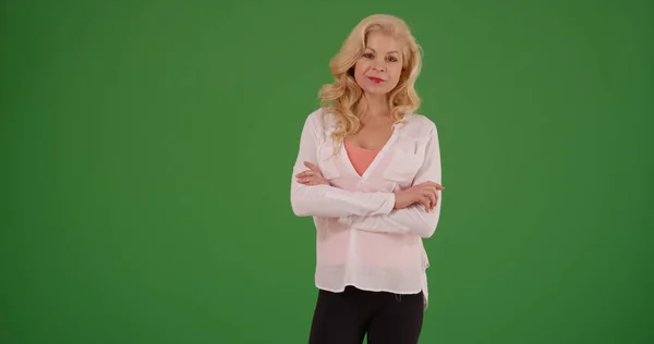 Caucasian Woman Looking Camera Arms Crossed Green Screen — Stock Photo, Image