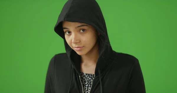 Yeşil Ekranda Kameraya Bakarak Kapüşonlu Genç Latina — Stok fotoğraf