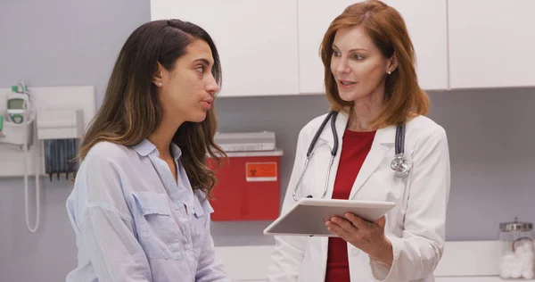 Arzt Mittleren Alters Diskutiert Testergebnisse Mit Patientin Mit Handheld Technologie — Stockfoto