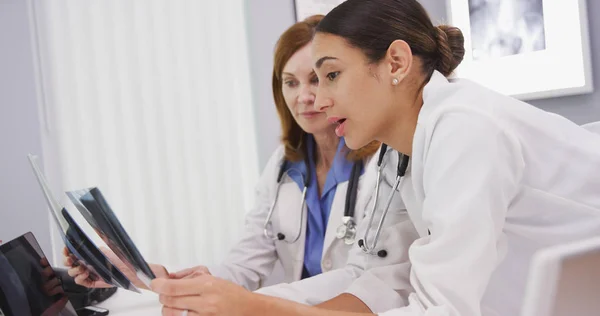 Jovem Colega Medicina Discutindo Raios Com Médico Sênior Seu Escritório — Fotografia de Stock