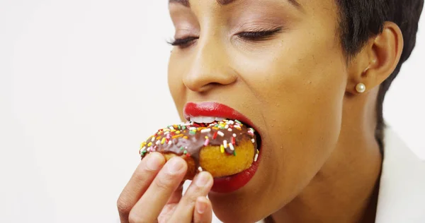 Mulher Negra Comendo Donut Chocolate Com Polvilhas Sorrindo — Fotografia de Stock