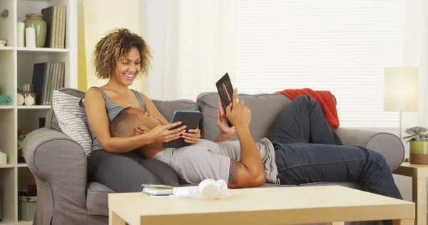 Black Couple Using Tablets Couch — Stock Photo, Image