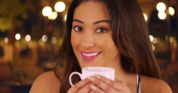 Close Latina Feminina Segurando Caneca Café Livre Noite Piscando Câmera — Fotografia de Stock