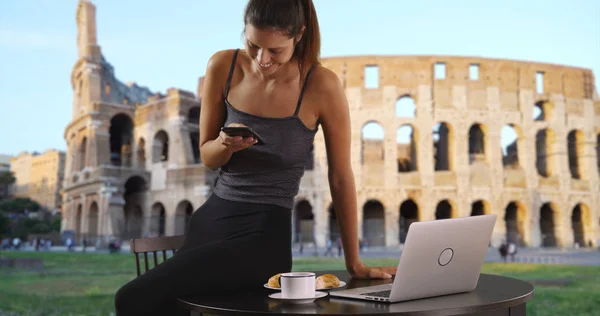 Kobiece Turystycznych Przy Stole Pobliżu Roman Coliseum Kawy Sms Komputera — Zdjęcie stockowe