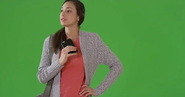 Uma Menina Hispânica Segurando Smartphone Tela Verde — Fotografia de Stock