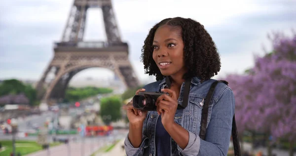 Söt Svart Kvinna Tar Bild Paris Eiffeltornet Bakgrunden — Stockfoto