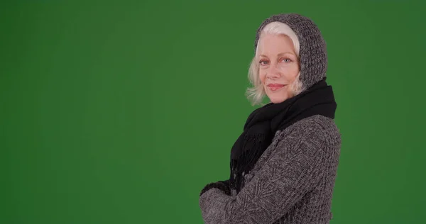 Okouzlující Starší Žena Zimním Oblečení Pózuje Rukama Zkříženýma Zelené Obrazovce — Stock fotografie