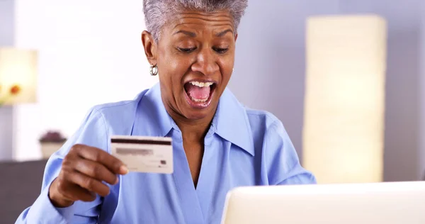 Mujer Africana Madura Feliz Comprando Cosas Línea —  Fotos de Stock