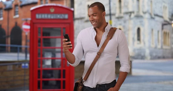 Afrikai Férfi Turisztikai Angliában Küldött Képek Üzenetek Telefon — Stock Fotó