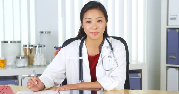 Kinesiska Läkare Pratar Med Kameran Skrivbord — Stockfoto