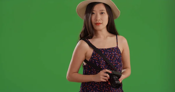Asiática Mujer Turista Posando Con Cámara Digital Pantalla Verde — Foto de Stock