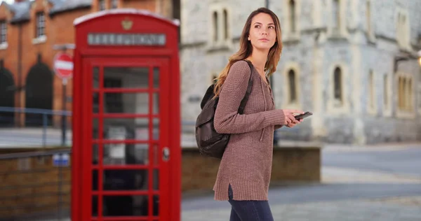 Jonge Vrouw Met Behulp Van Haar Smartphone Door Retro Phone — Stockfoto