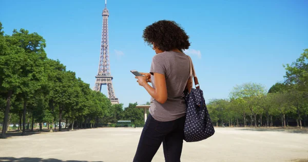 Baksida Svart Kvinna Turist Skicka Textmeddelande Framför Eiffeltornet — Stockfoto