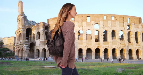 幸せな魅力的な白人女ローマの観光スポット — ストック写真