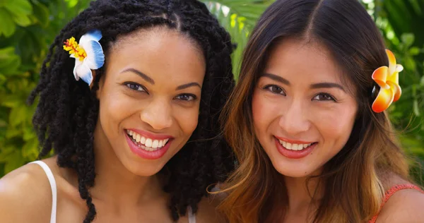Close Beautiful African American Asian Women Vacation Together — Stock Photo, Image