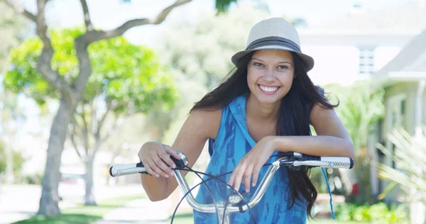 Jovem Mulher Sorrindo Bicicleta — Fotografia de Stock