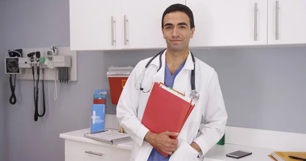 Kameraya Bakarak Genç Latino Doktor Ayakta Kapalı Tıbbi Ofis Sevimli — Stok fotoğraf