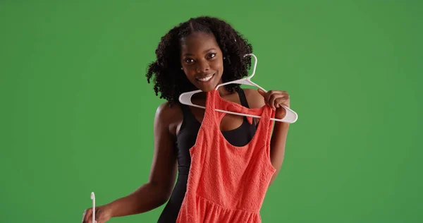 Retrato Preto Feminino Segurando Vestidos Sorrindo Para Câmera Tela Verde — Fotografia de Stock