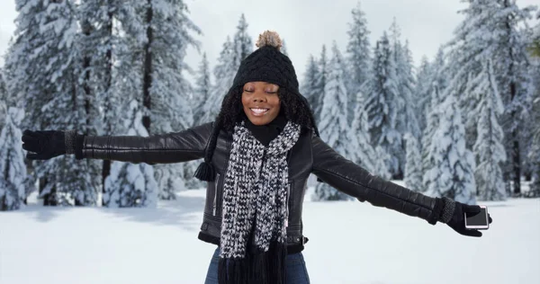 Attraktive Schwarze Frau Streckt Die Arme Aus Und Wirbelt Verschneiten — Stockfoto