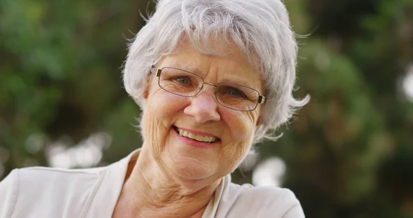 Mature Woman Smiling Looking Camera — Stock Photo, Image