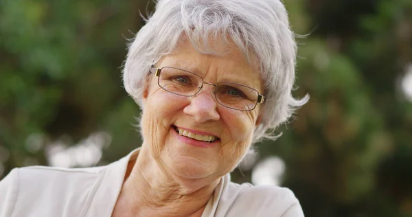 Mulher Madura Sorrindo Olhando Para Câmera — Fotografia de Stock