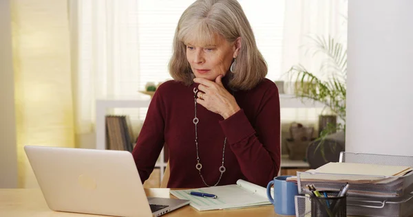 Mujer Anciana Usando Computadora Portátil Escritorio — Foto de Stock