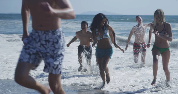 Joven Grupo Amigos Interracial Corriendo Desde Agua Playa — Foto de Stock