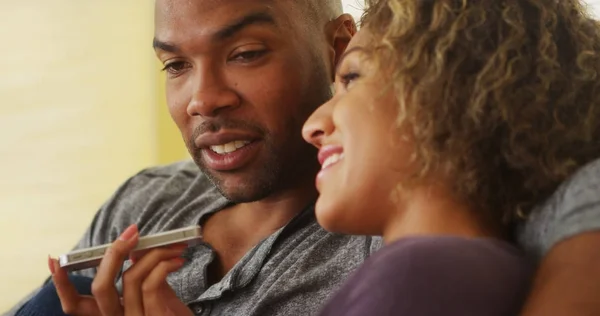 Pareja Africana Hablando Smartphone —  Fotos de Stock