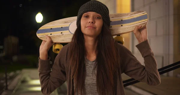 Millennial Girl Mit Skateboard Über Den Schultern Blickt Nachts Die — Stockfoto
