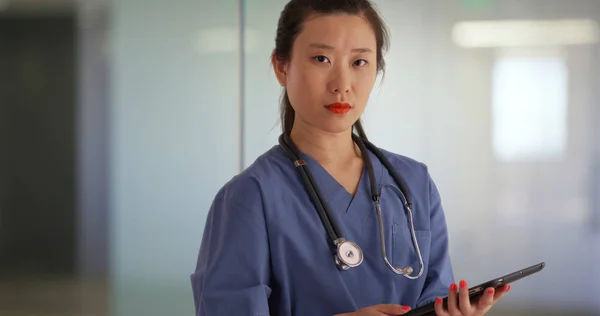 Chinesische Jahrtausendkrankenschwester Oder Ärztin Mit Tablet Computer Krankenhaus — Stockfoto