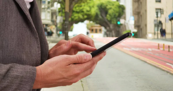 Podnikatelka Pomocí Smartphone Venku Při Čekání Přejít Ulici — Stock fotografie