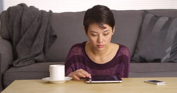 Aziatische Vrouw Zitten Aan Koffie Tafel Met Tablet — Stockfoto