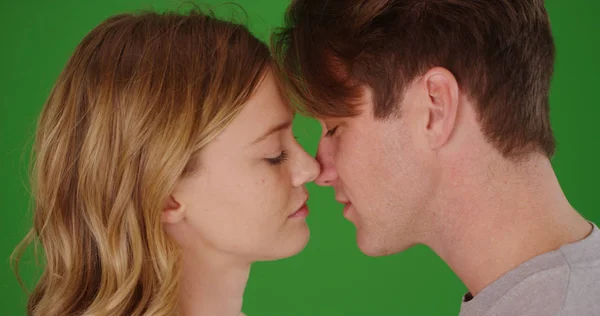 Perfil Lateral Jovem Casal Caucasiano Prestes Beijar Tela Verde — Fotografia de Stock