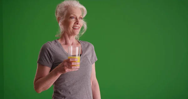 Charmante Oude Witte Vrouwelijke Bedrijf Glas Sinaasappelsap Groen Scherm — Stockfoto
