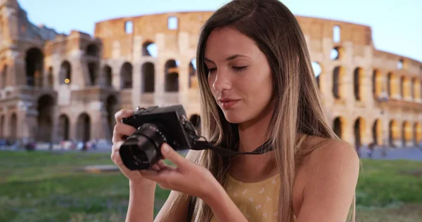 Morena Milenar Seus Anos Fotografar Com Câmera Pelo Coliseu Roma — Fotografia de Stock